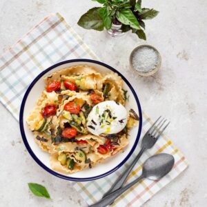 Cette recette de pâtes aux tomates cerises ail et burrata est l’incarnation de l’été avec les parfums de l'ail et du basilic !