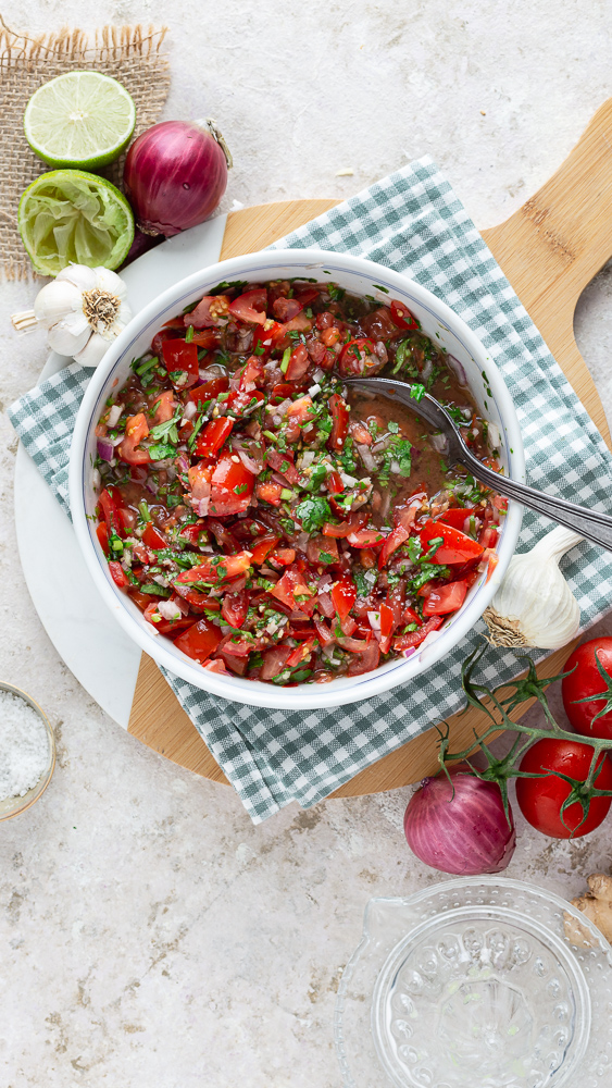 La Salsa de tomates au gingembre et coriandre est l'un de mes accompagnements préférés de l'été ! A préparer avec des tomates bien mûres !