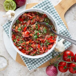 La Salsa de tomates au gingembre et coriandre est l'un de mes accompagnements préférés de l'été ! A préparer avec des tomates bien mûres !