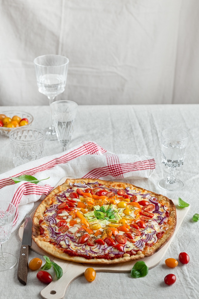 Elle est pas trop belle cette pizza arc-en-ciel végétarienne ? Mais elle est aussi trop bonne et pleine de bons légumes de saison !