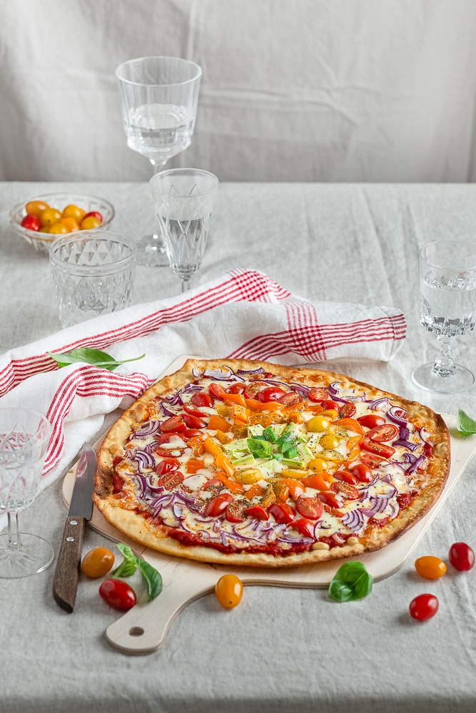 Elle est pas trop belle cette pizza arc-en-ciel végétarienne ? Mais elle est aussi trop bonne et pleine de bons légumes de saison !