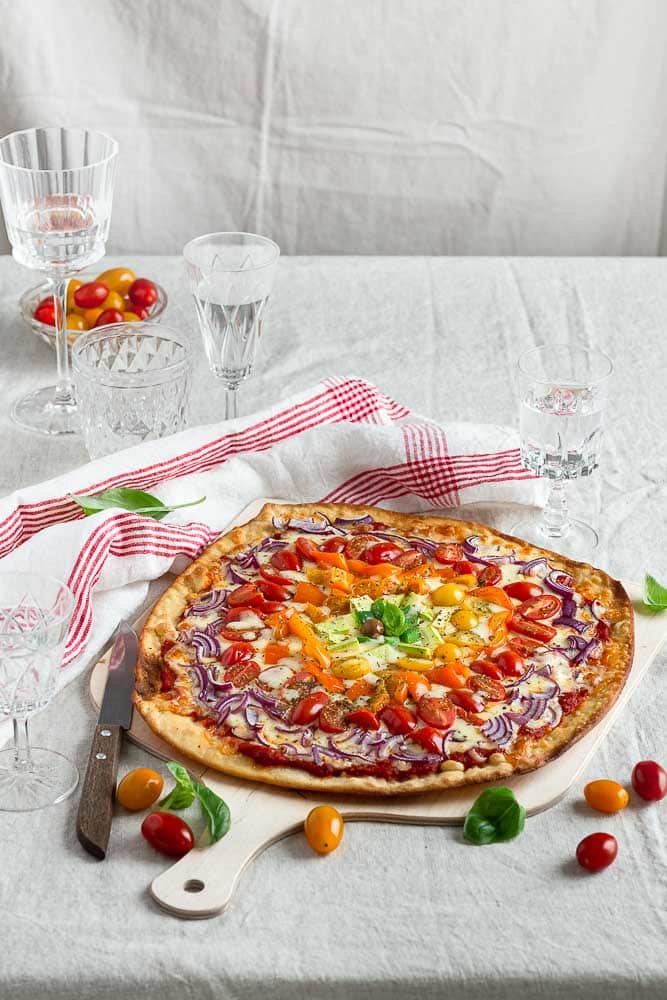 Elle est pas trop belle cette pizza arc-en-ciel végétarienne ? Mais elle est aussi trop bonne et pleine de bons légumes de saison !