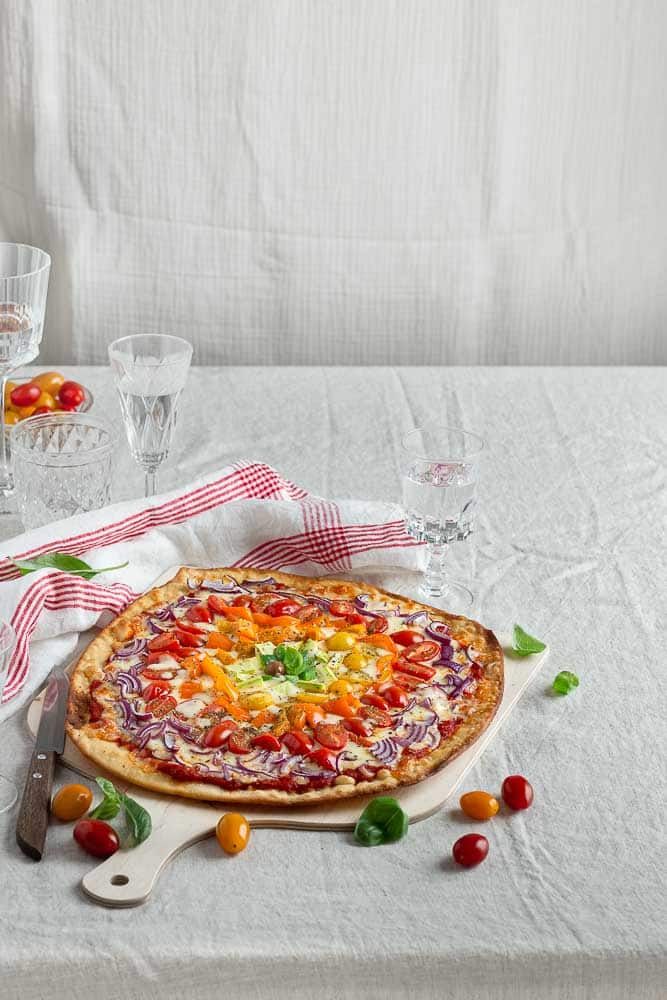 Elle est pas trop belle cette pizza arc-en-ciel végétarienne ? Mais elle est aussi trop bonne et pleine de bons légumes de saison !