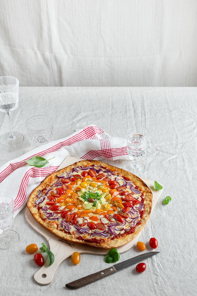 Elle est pas trop belle cette pizza arc-en-ciel végétarienne ? Mais elle est aussi trop bonne et pleine de bons légumes de saison !