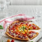 Elle est pas trop belle cette pizza arc-en-ciel végétarienne ? Mais elle est aussi trop bonne et pleine de bons légumes de saison !