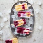 Ces bâtonnets glacés pêche coco et fruits rouges sont la recette parfaite pour dire au revoir aux vacances !