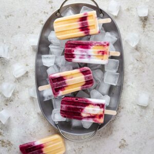 Ces bâtonnets glacés pêche coco et fruits rouges sont la recette parfaite pour dire au revoir aux vacances !