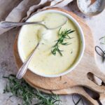 Cette sauce béarnaise facile au blender a changé ma vie ! Elle est tout simplement inratable et à la portée de tous !