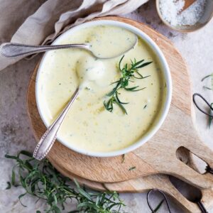 Cette sauce béarnaise facile au blender a changé ma vie ! Elle est tout simplement inratable et à la portée de tous !