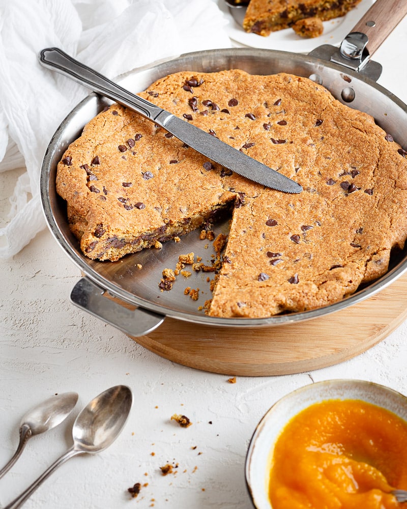 Un cookie géant à partager aux saveurs automnales : potimarron chocolat et épices ! Un vrai moment de gourmandise ultra réconfortant.