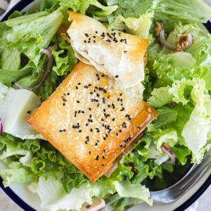 Venez découvrir ma nouvelle recette fétiche : Feuilletés de feta croustillants ! Un délice fondant et croustillant !