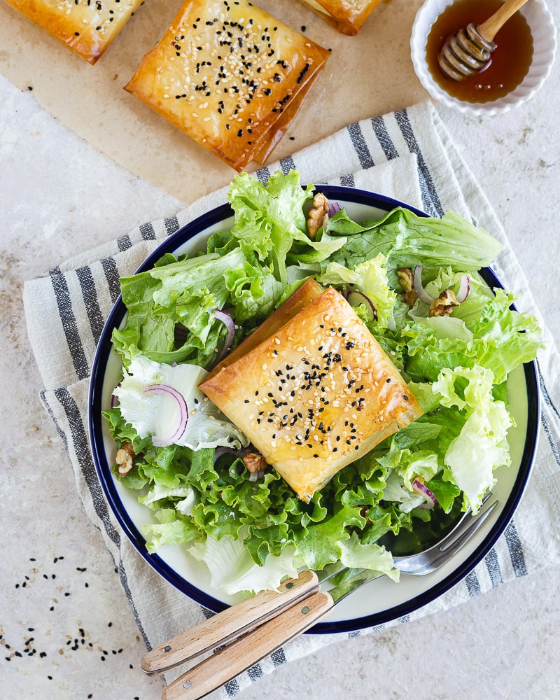 Venez découvrir ma nouvelle recette fétiche : Feuilletés de feta croustillants ! Un délice fondant et croustillant !