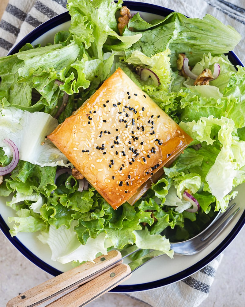Venez découvrir ma nouvelle recette fétiche : Feuilletés de feta croustillants ! Un délice fondant et croustillant !