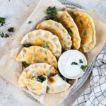 Ces Pierogies Feta Epinards sont un regal et ils ne sont pas du tout compliqués à plier ! En plus je vous ai fait une vidéo !