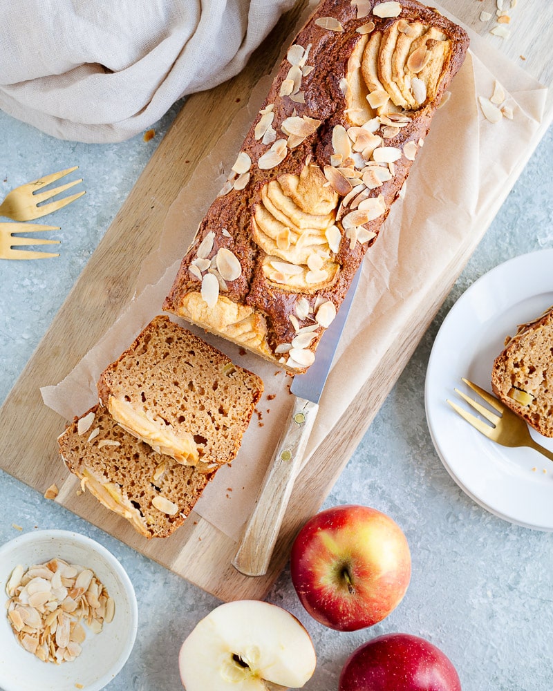 Ce cake aux pommes sans matière grasse est idéale pour le petit-dej ! Et il se congèle (en tranches) parfaitement !