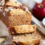 Ce cake aux pommes sans matière grasse est idéale pour le petit-dej ! Et il se congèle (en tranches) parfaitement !