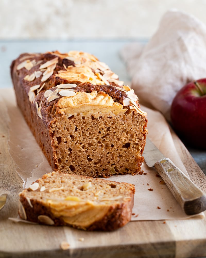 Ce cake aux pommes sans matière grasse est idéale pour le petit-dej ! Et il se congèle (en tranches) parfaitement !