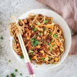 Cette recette de Nouilles Sautées au tofu croustillant est le parfait comfort food ! Super parfumée et réconfortante !