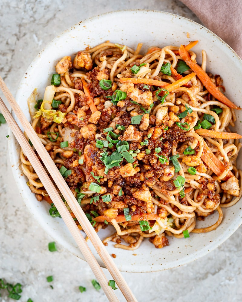 Cette recette de Nouilles Sautées au tofu croustillant est le parfait comfort food ! Super parfumée et réconfortante !