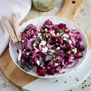 Cette Salade Express de Betterave Câpres et Feta est parfaite pour un repas léger. Ou une entrée ! Elle est super rapide à préparer.