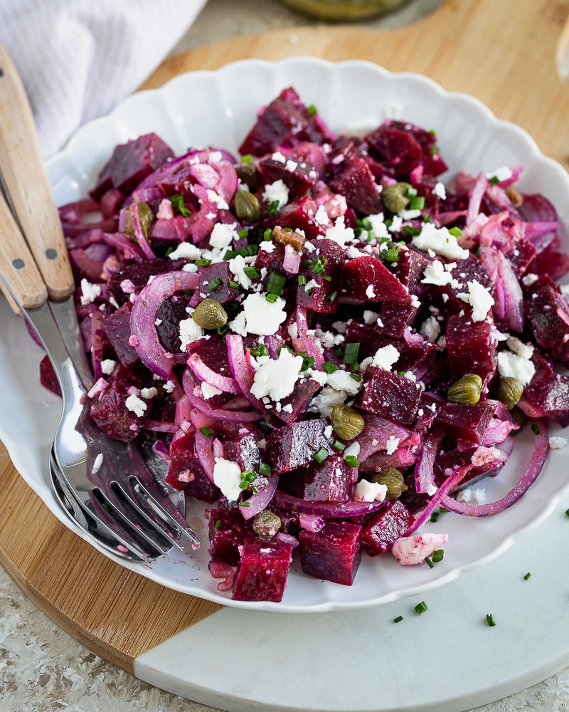 Cette Salade Express de Betterave Câpres et Feta est parfaite pour un repas léger. Ou une entrée ! Elle est super rapide à préparer.