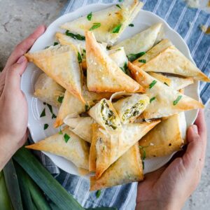 Ces Samoussas aux poireaux et feta permettent d'utiliser les verts de poireaux et sont tout simplement délicieux !