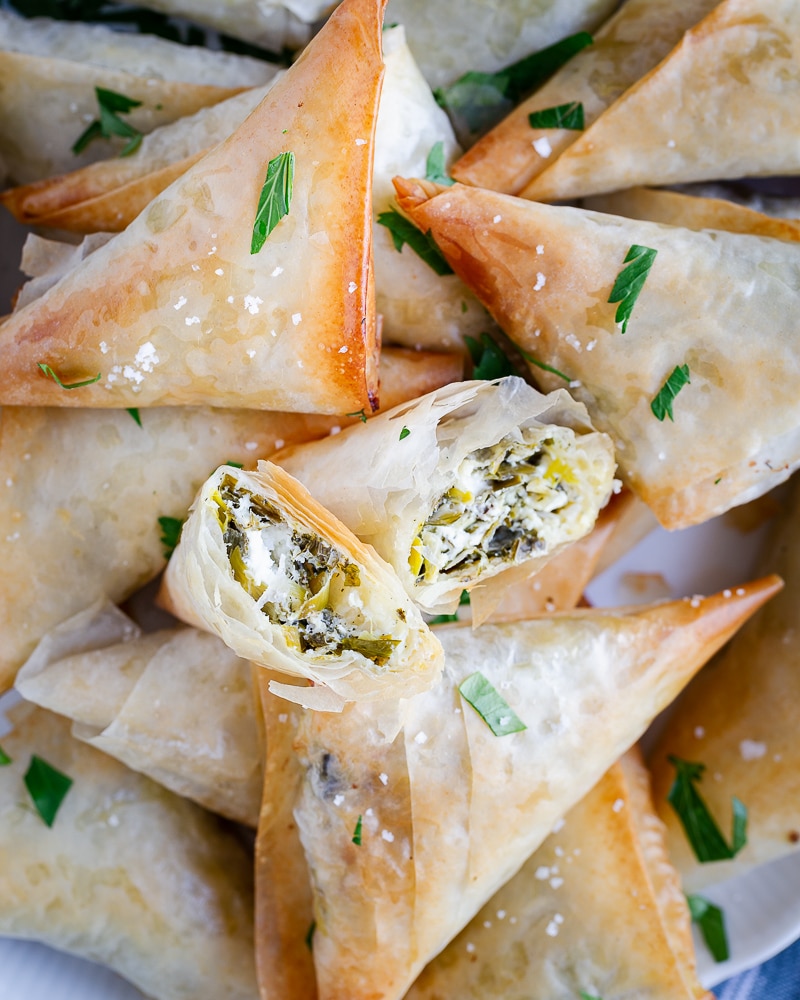 Ces Samoussas aux poireaux et feta permettent d'utiliser les verts de poireaux et sont tout simplement délicieux !