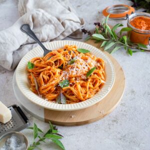 Voici une recette rapide (mes préférées) et qui se conserve parfaitement au congélateur : la sauce aux poivrons rôtis