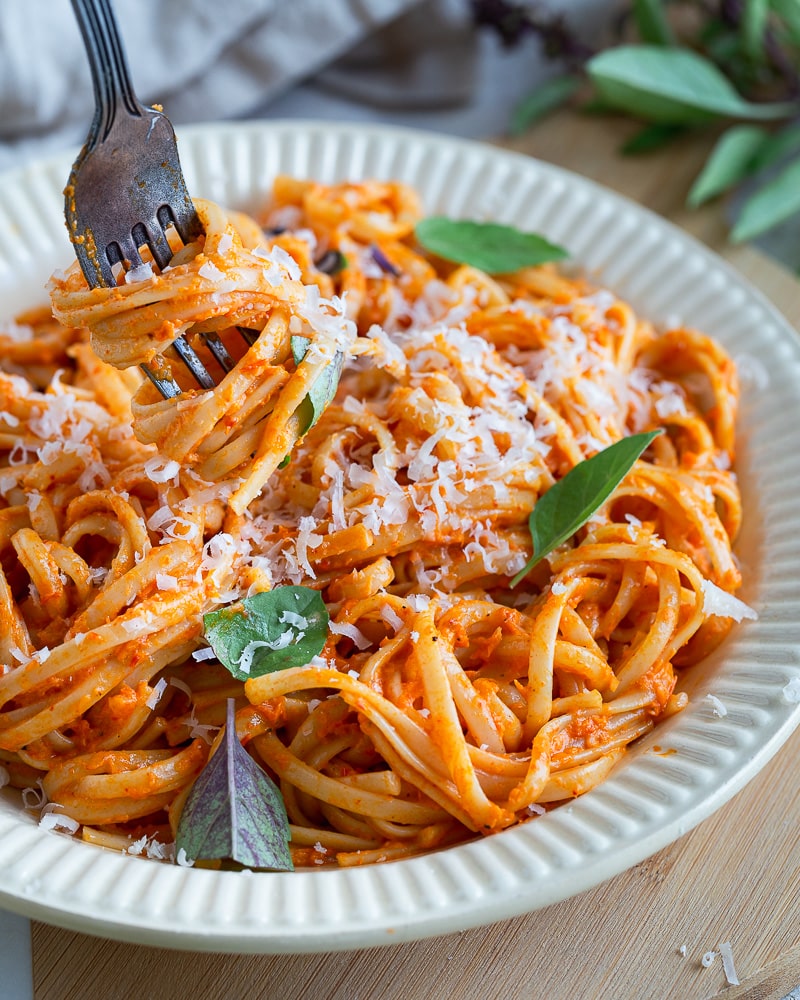 Voici une recette rapide (mes préférées) et qui se conserve parfaitement au congélateur : la sauce aux poivrons rôtis