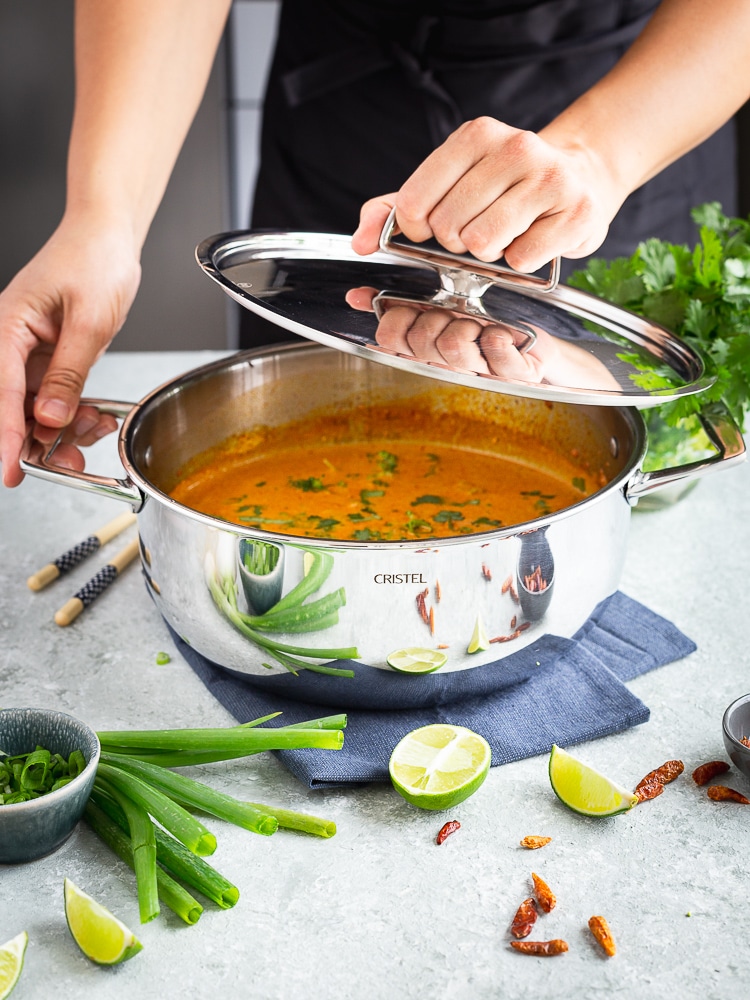 Cette Soupe Thaï aux 2 Currys est parfaite avec les températures qui baissent ! Elle est à la fois réconfortante et parfumée.