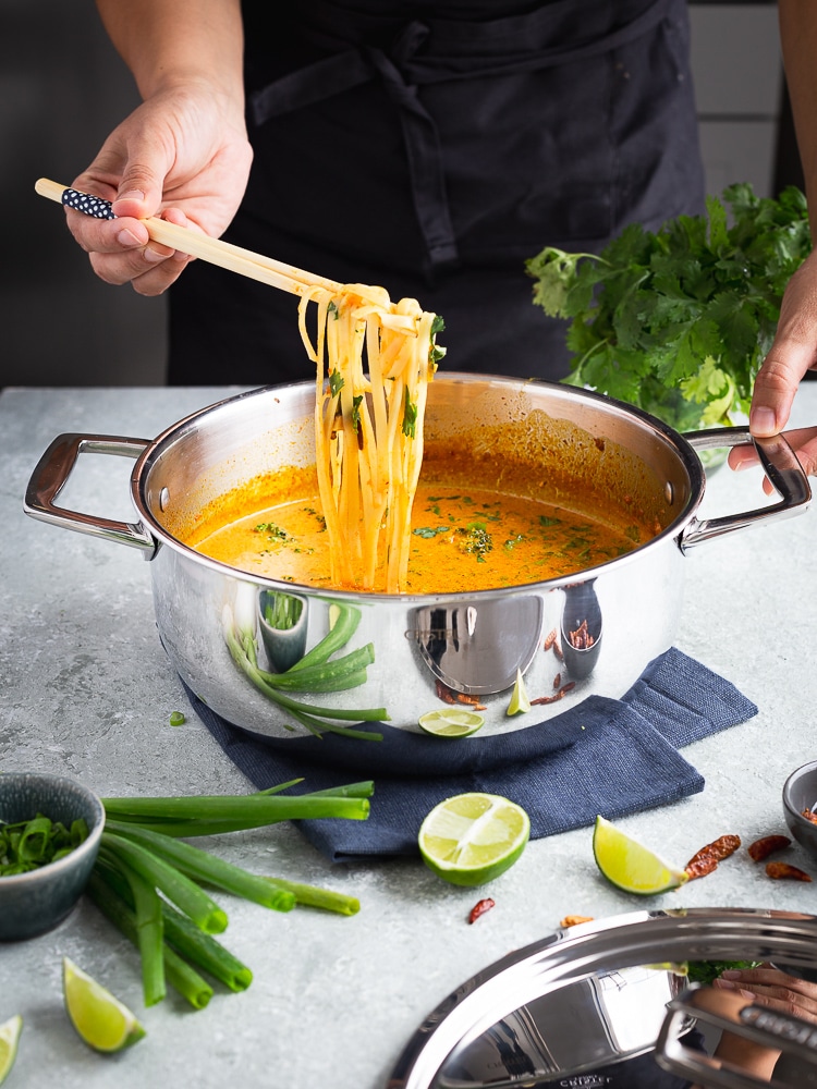 Cette Soupe Thaï aux 2 Currys est parfaite avec les températures qui baissent ! Elle est à la fois réconfortante et parfumée.
