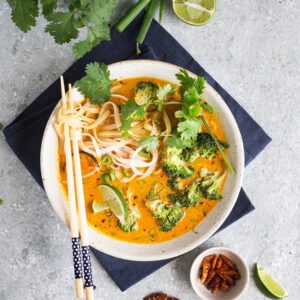 Cette Soupe Thaï aux 2 Currys est parfaite avec les températures qui baissent ! Elle est à la fois réconfortante et parfumée.