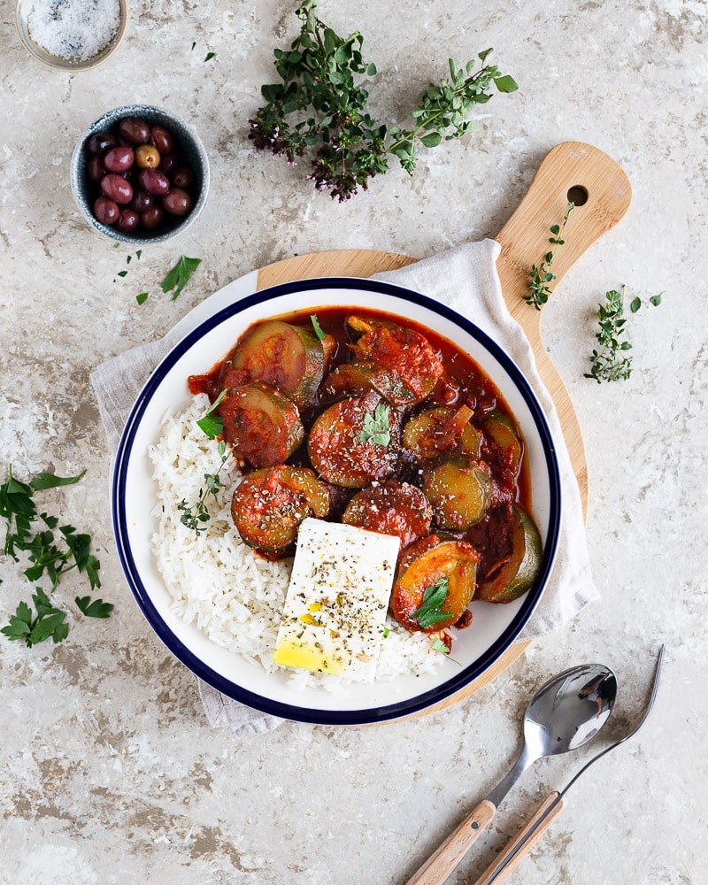 Ces courgettes à la sauce tomate à la grecque sont certainement mon plat préféré au monde ! Zéro exagération !