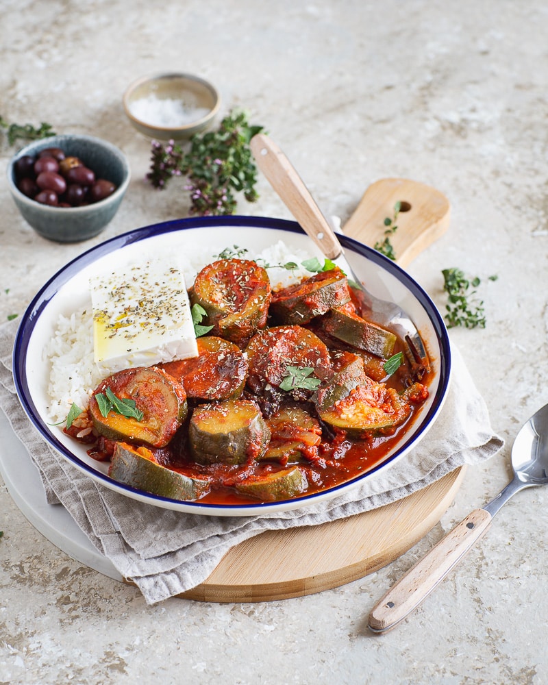 Ces courgettes à la sauce tomate à la grecque sont certainement mon plat préféré au monde ! Zéro exagération !