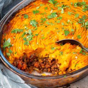 Ce Parmentier vegan Potimarron Lentilles est le parfait plat d'automne ! Du potimarron, des lentilles et des champignons !