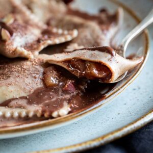 Nous avons créé ces Raviolis Poire Chocolat en collaboration avec Microplane, tout en gourmandise et en originalité