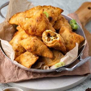 Je suis trop fière de cette recette de Samoussas vegan à l’indienne et aux PST ! C'est un régal qui vous emmènera loin !