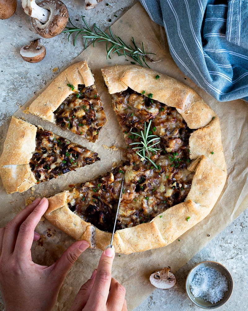 Une petite merveille cette Tarte Salée Rustique Champignons Comté ! J'adore ce genre de recette : simple mais efficace !