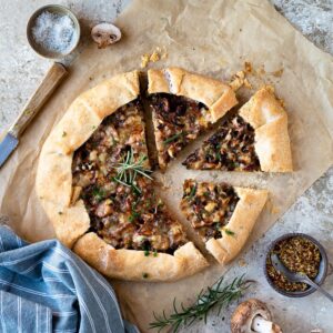 Une petite merveille cette Tarte Salée Rustique Champignons Comté ! J'adore ce genre de recette : simple mais efficace !