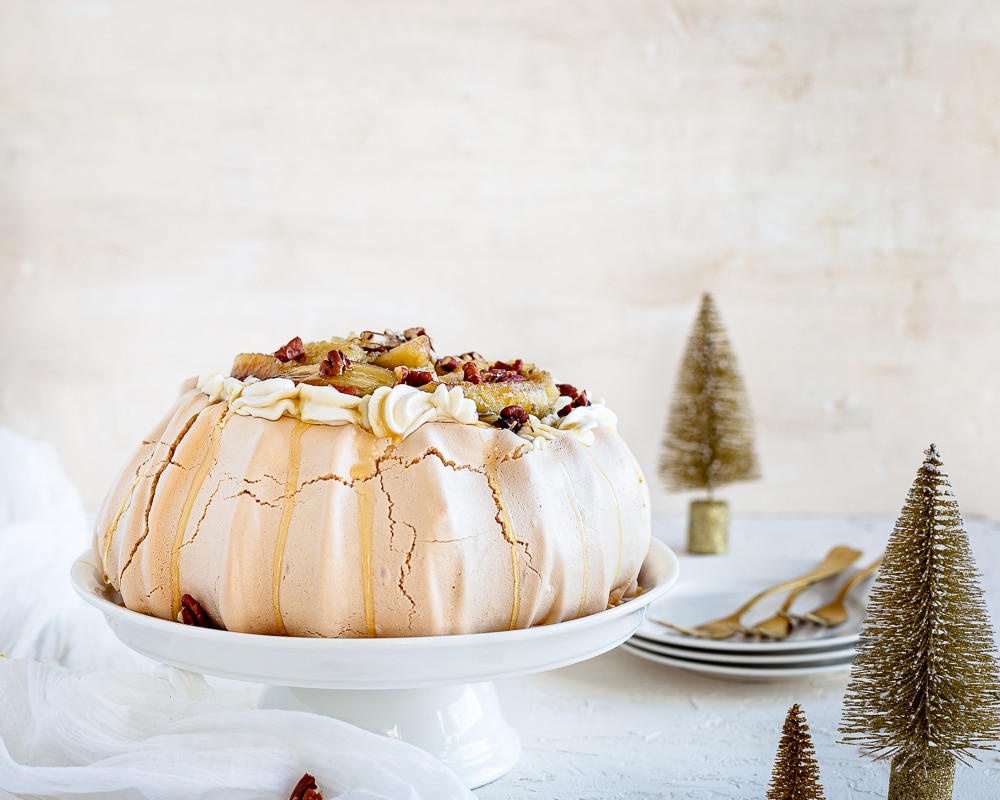 Une Pavlova Bananes Flambées gourmande à souhait et idéale comme dessert de Noël. Une meringue croquante à l'extérieur et comme un marshmallow à l'intérieur, le tout surmontée d'une chantilly au miel de Bourdaine et d'une pluie de noix de pécan !