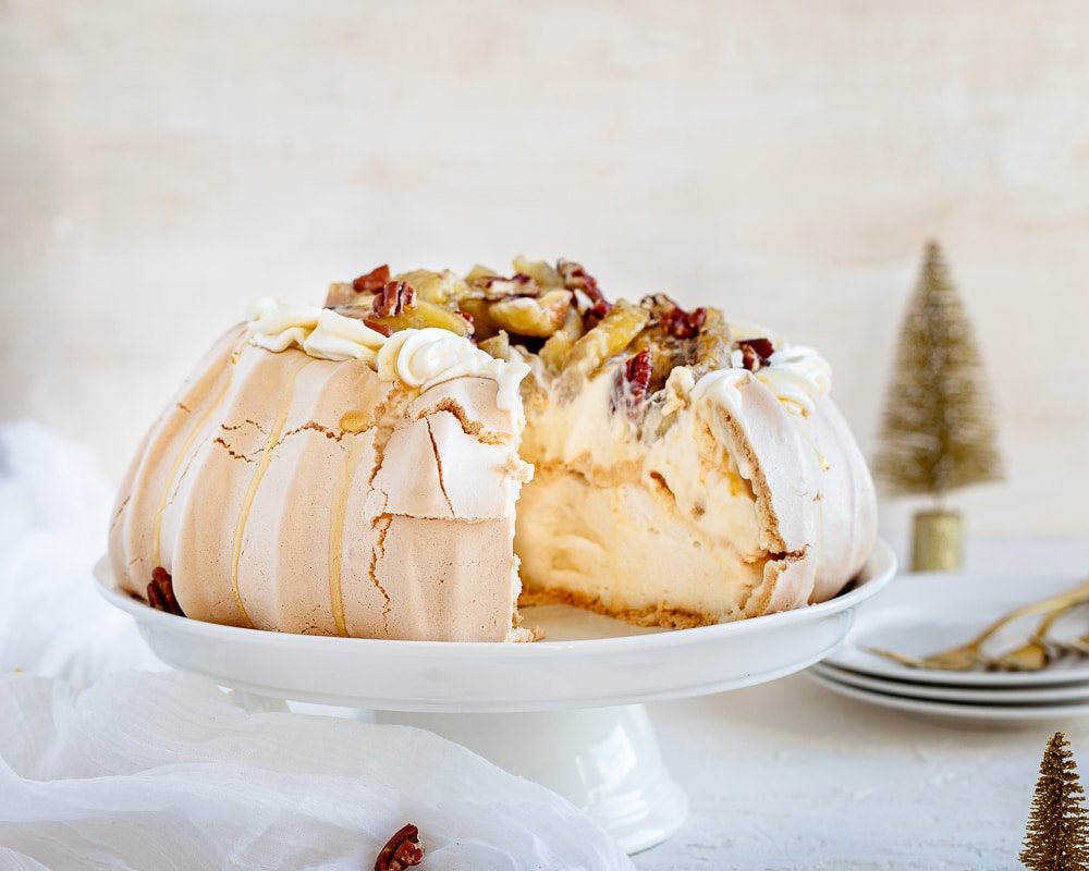 Une Pavlova Bananes Flambées gourmande à souhait et idéale comme dessert de Noël. Une meringue croquante à l'extérieur et comme un marshmallow à l'intérieur, le tout surmontée d'une chantilly au miel de Bourdaine et d'une pluie de noix de pécan !