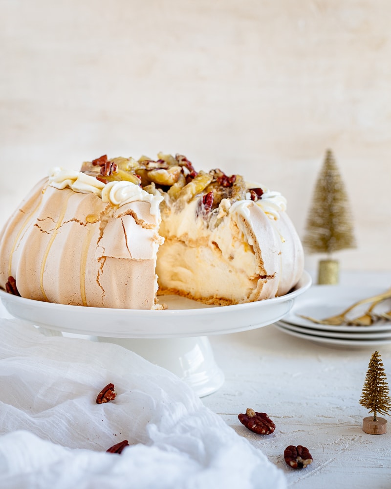 Une Pavlova Bananes Flambées gourmande à souhait et idéale comme dessert de Noël. Une meringue croquante à l'extérieur et comme un marshmallow à l'intérieur, le tout surmontée d'une chantilly au miel de Bourdaine et d'une pluie de noix de pécan !