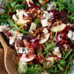 Cette Salade d’hiver pécan betterave roquefort est une petite pépite ! Elle est fraîche et c’est une explosion de couleurs et de saveurs !