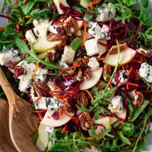 Cette Salade d’hiver pécan betterave roquefort est une petite pépite ! Elle est fraîche et c’est une explosion de couleurs et de saveurs !