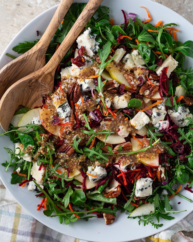 Cette Salade d’hiver pécan betterave roquefort est une petite pépite ! Elle est fraîche et c’est une explosion de couleurs et de saveurs !