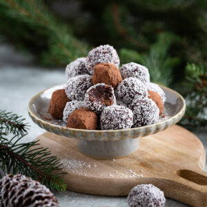 Avec ces Truffes Coco Amande vegan, je vous propose une recette super classique de Noël. Mais adaptée avec de la crème de coco !