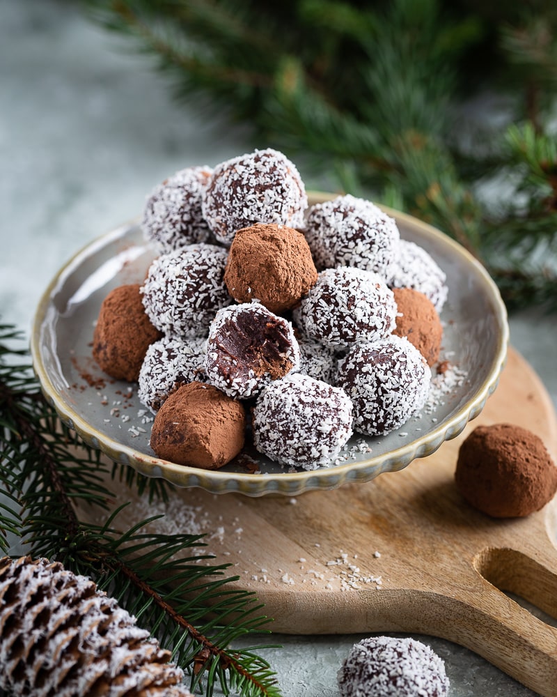 Avec ces Truffes Coco Amande vegan, je vous propose une recette super classique de Noël. Mais adaptée avec de la crème de coco !