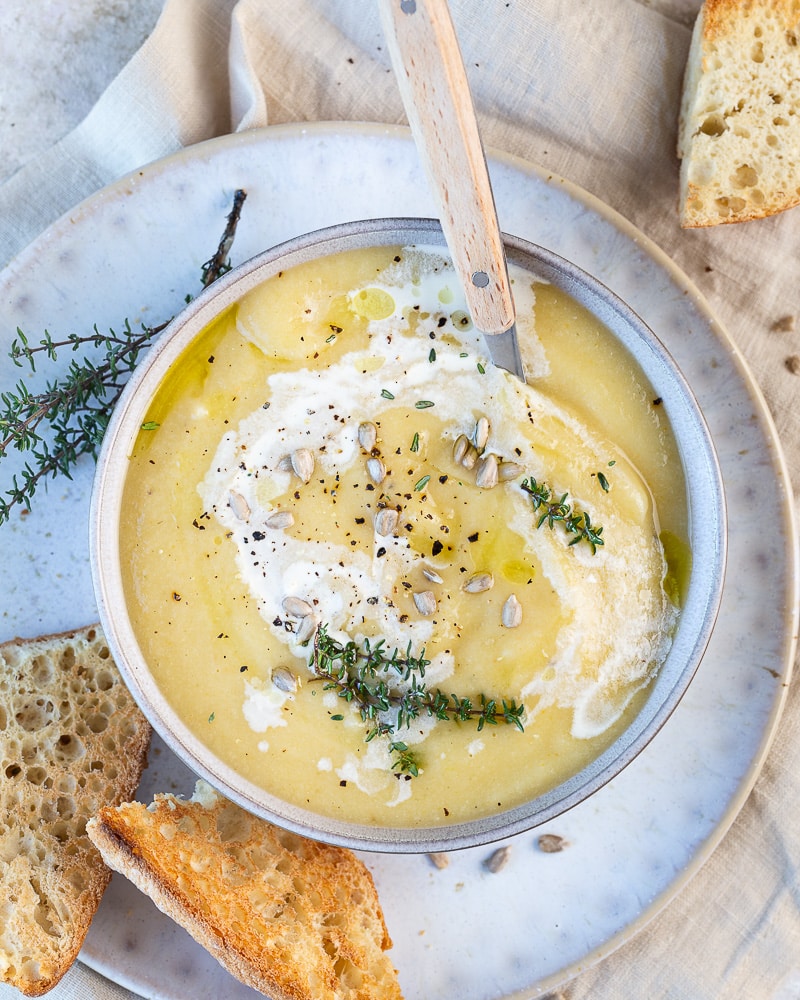J'adore cette recette de Velouté de chou-fleur super crémeux ! Il est doux et réconfortant, facile à faire et parfait à congeler !