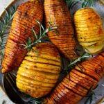 Des Patates douces hasselback, ça vous tente ? Elles sont croustillantes à l'extérieur et fondantes à l'intérieur.
