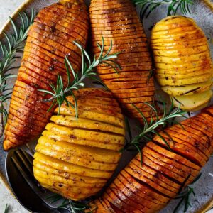 Des Patates douces hasselback, ça vous tente ? Elles sont croustillantes à l'extérieur et fondantes à l'intérieur.